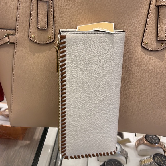 Michael Kors Jet Set Travel Large Pebble Leather Quarter-Zip Wallet
NWT - Picture 13 of 16